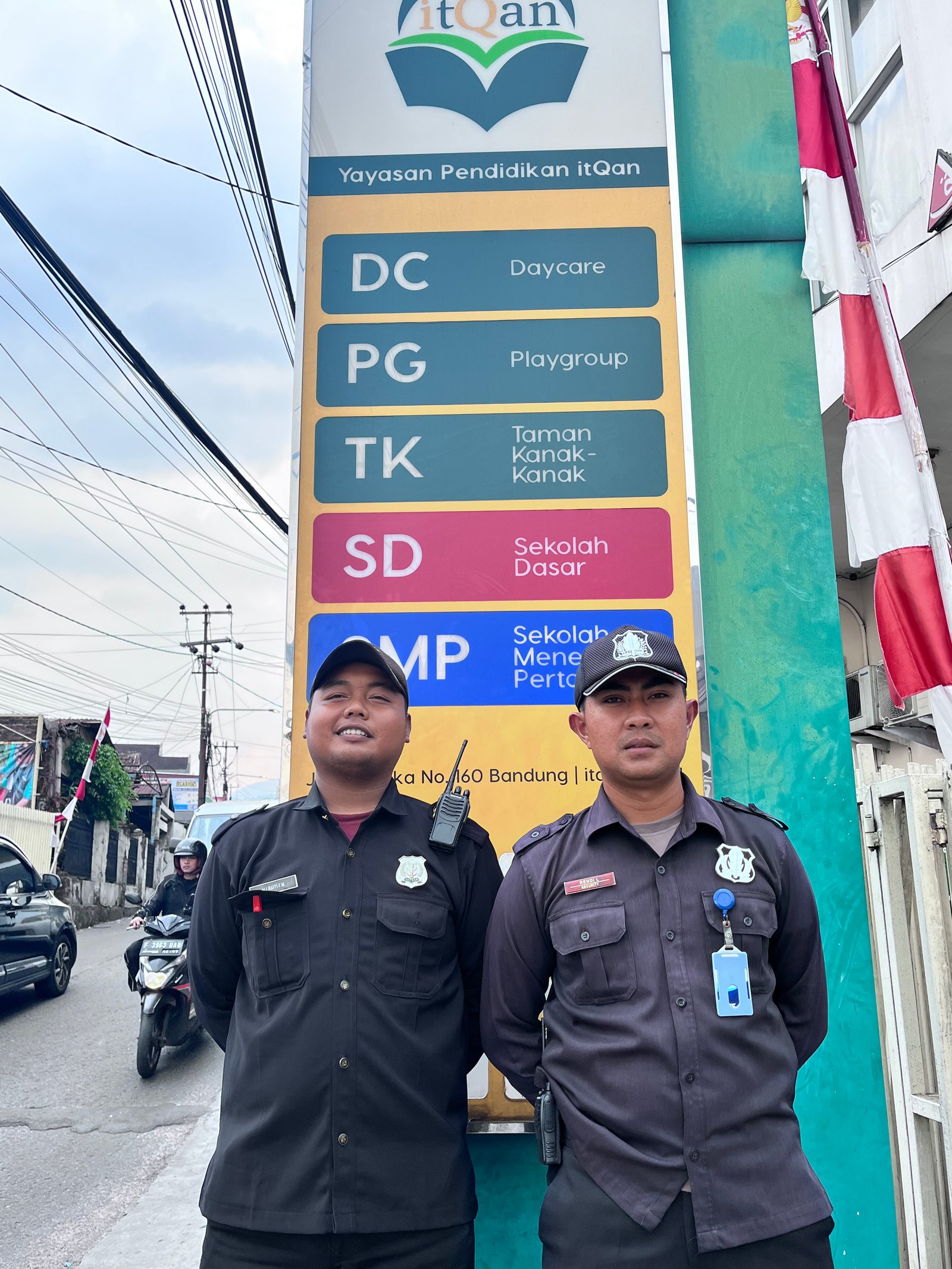 Satpam Sekolah itQan berjaga di gerbang